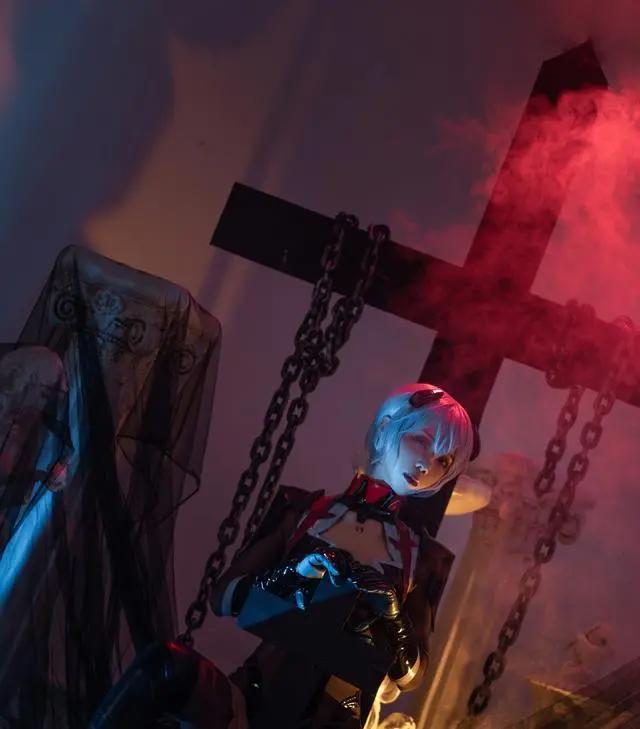 cosplay:曾经的女神绫波丽，竟然被人用铁链锁在十字架上了