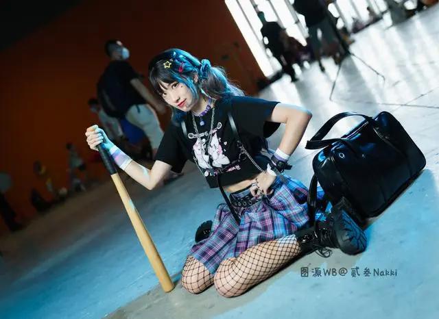 别盯着“不雅JK”了！漫展上的小美女教你、穿裙子也能蹲下拍美照