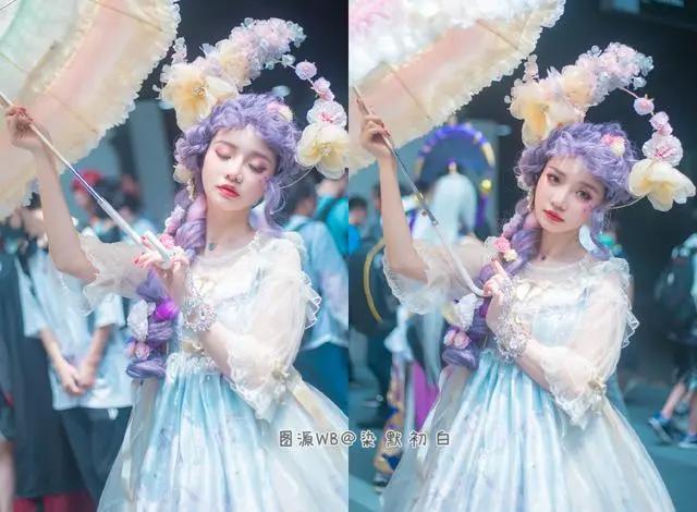 别盯着“不雅JK”了！漫展上的小美女教你、穿裙子也能蹲下拍美照