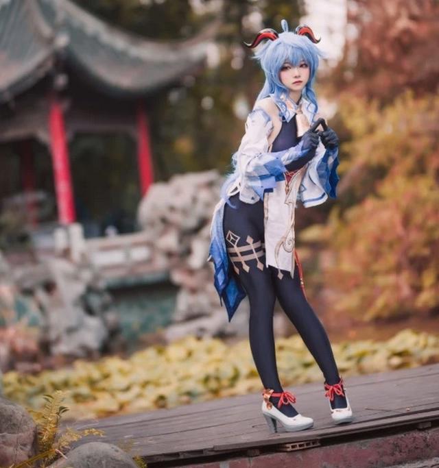 《原神》女角色绝美COS，莫娜真的“大”，琴团长腿长“一米八”