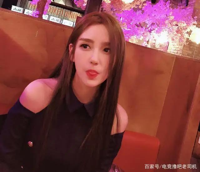 腐团儿与Rita蕾丝装互秀，二次元美女更胜电竞女神？