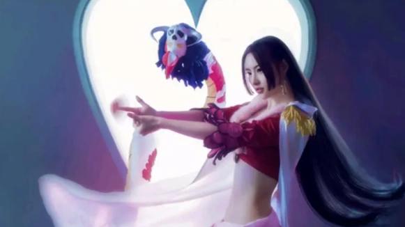海贼王女帝COS，杨柳细腰大长腿，高颜值完美还原的“大姐姐”