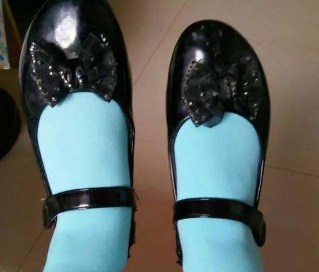 动漫中好看的彩色丝袜,三次元中为何很少人穿?原因女生都懂