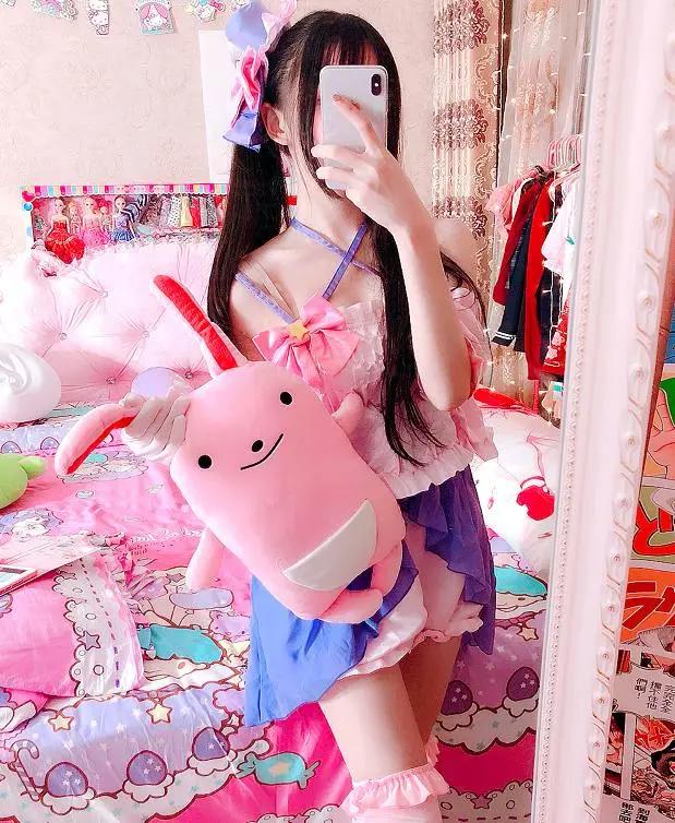 二次元美少女的奇葩吃鸡姿势引围观，网友佩服：真是开眼界了！