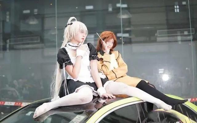 细数二次元秀下限名场面！JK少女撩上衣，对手办下跪，毫无尊严