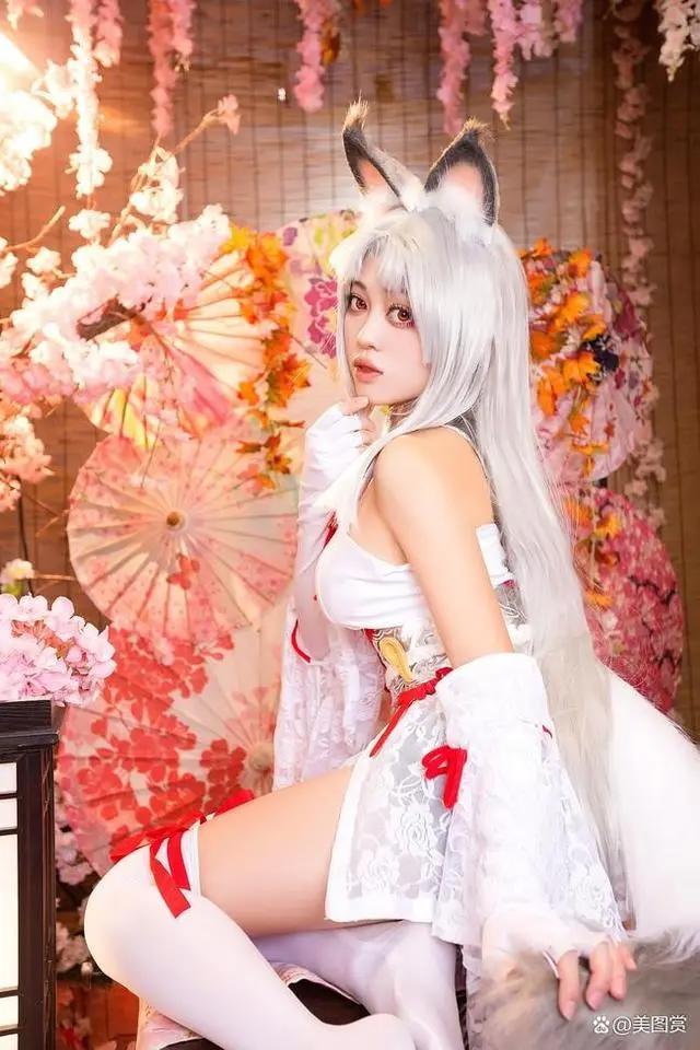 cosplay美女系列：二次元胡桃重拳出击，室内写真诱惑迷人