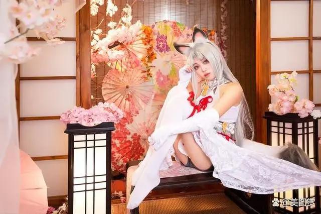 cosplay美女系列：二次元胡桃重拳出击，室内写真诱惑迷人