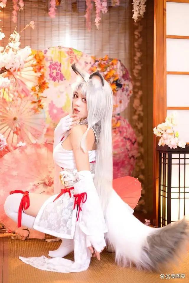 cosplay美女系列：二次元胡桃重拳出击，室内写真诱惑迷人