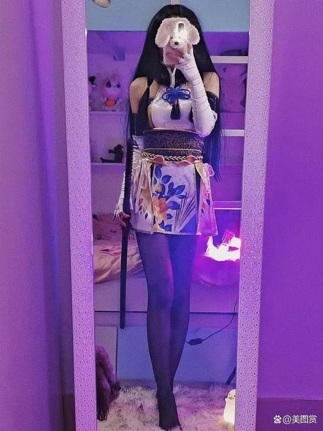 cosplay美女系列：二次元胡桃重拳出击，室内写真诱惑迷人