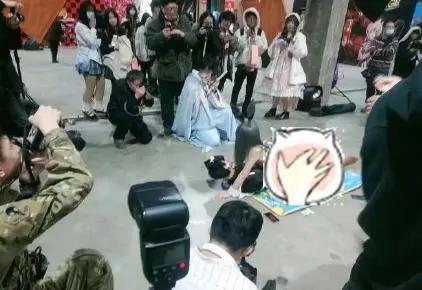 哈尔滨漫展cos兔女郎摆不雅照，麻衣学姐形象被毁，女coser还怼人