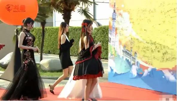 嘉年华二次元专区的四位小姐姐霸气登场，满屏幕都是刷“大”！