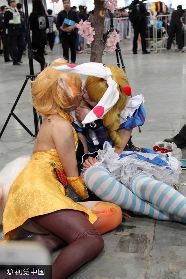 二次元COSPLAY美女动漫展现场演绎同性百合情景剧