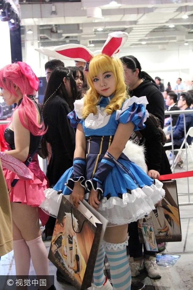 二次元COSPLAY美女动漫展现场演绎同性百合情景剧