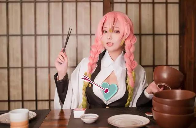 威力“巨大”的恋柱蜜璃COS,可爱与成熟风兼得的美女小姐姐