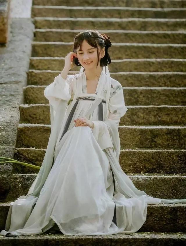 40岁美女穿“lo裙”遭群嘲？人美也碍着您了？还二次元害人不浅？