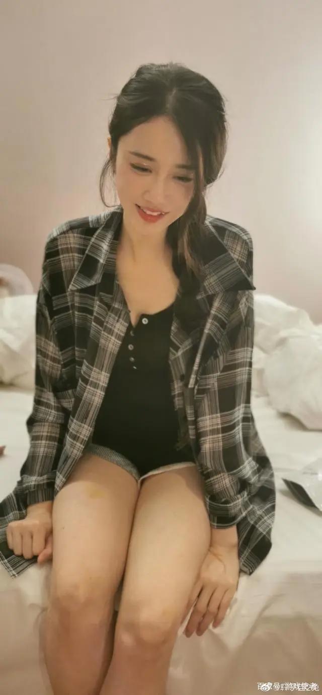 同为二次元美女，轩子双腿上发黄尽显丑态，而她却迷倒了安德罗妮