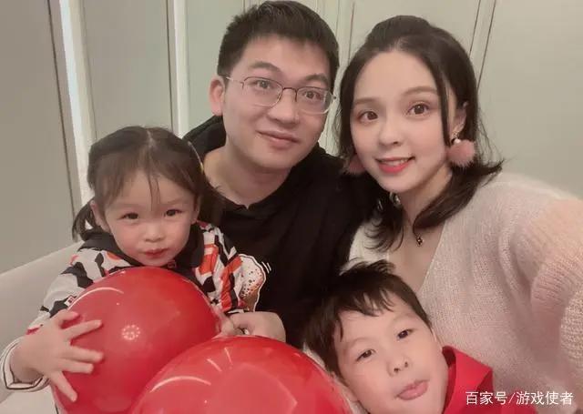 同为二次元美女,轩子双腿上发黄尽显丑态,而她却迷倒了安德罗妮