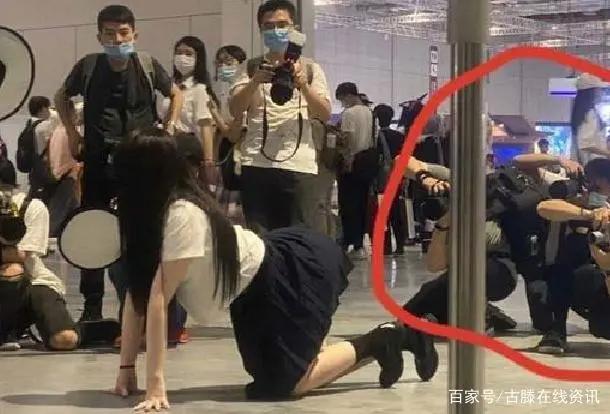 这就是二次元吗？JK女上海漫展姿势太撩人，将安全裤送上热搜