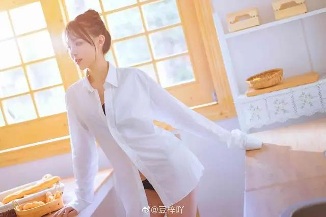 「优妹子」第2期一位酷爱二次元“不务正业”的空姐coser