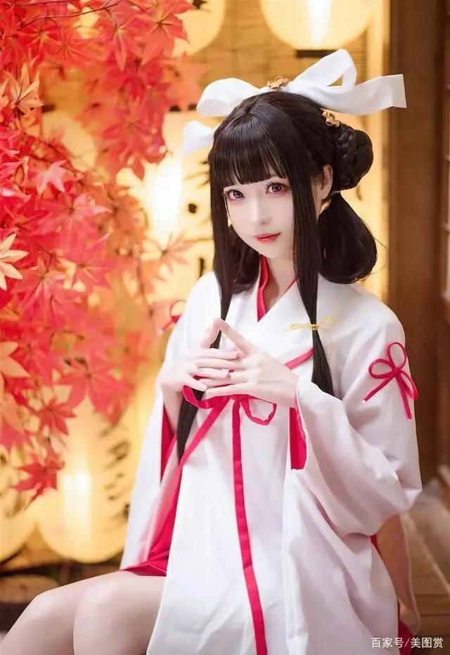 二次元美女，大眼睛和服美腿白袜美女庭院写真