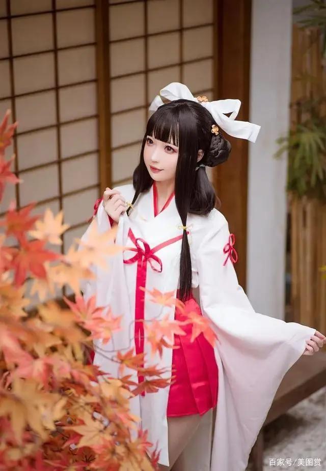 二次元美女，大眼睛和服美腿白袜美女庭院写真