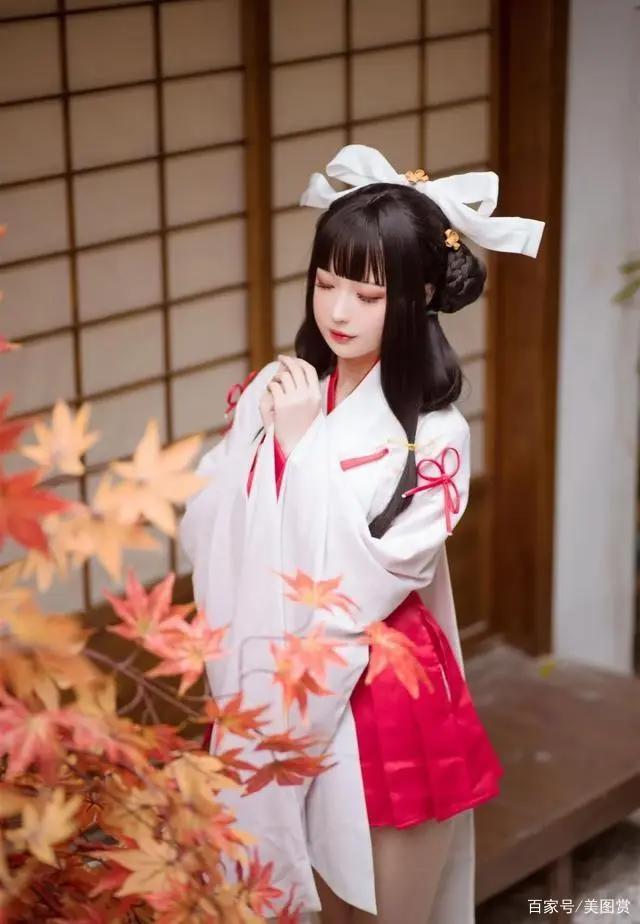 二次元美女，大眼睛和服美腿白袜美女庭院写真