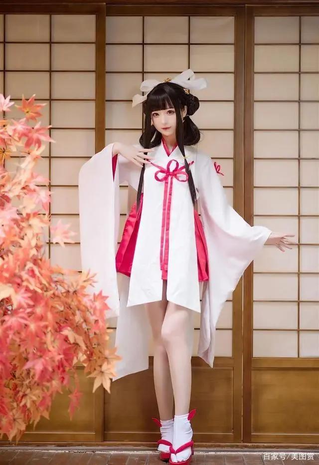 二次元美女，大眼睛和服美腿白袜美女庭院写真