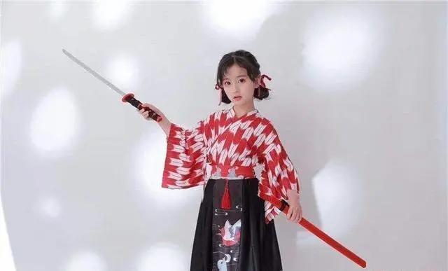 网络最火的“二次元”少女，裴佳欣和蔡萝莉，你更喜欢哪个？