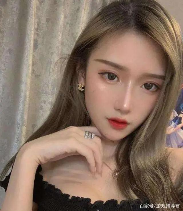 二次元美女电竞主播，靠腿走红，素颜照样俘获网友芳心