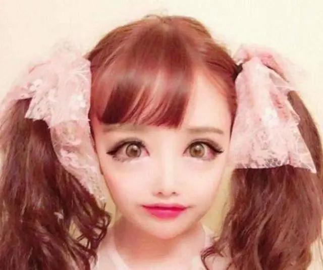 日本少女疯狂整容，变成现实版的“二次元美女”，网友：青蛙脸！