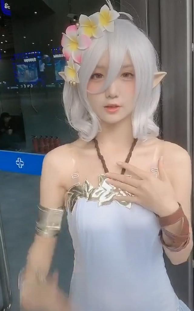 美女cos可可萝，被二次元宅男称为“男妈妈”，人家是真妹子！