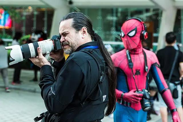 不同国家的二次元对比，国内低年龄段为主，外国“专爱一生”