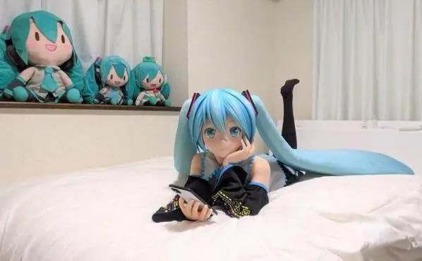 日本教师迷恋二次元美女，迎娶初音未来，其原因十分令人深思