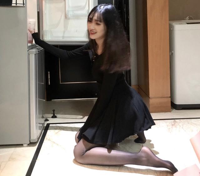 从上百作品到全部下架，网友表示要买电气鼠穿过的袜子，当作留恋