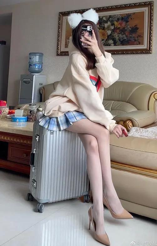 从上百作品到全部下架，网友表示要买电气鼠穿过的袜子，当作留恋