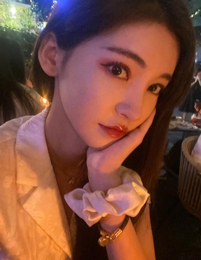 男子穿女装“掰弯”爱豆，头像还被“名媛”盗用揽生意，价格翻倍