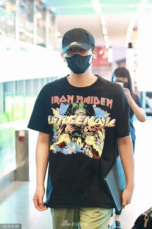 组图：王安宇穿动漫T化身二次元男孩低头前行酷帅有型