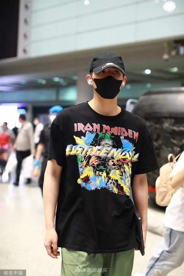 组图：王安宇穿动漫T化身二次元男孩低头前行酷帅有型