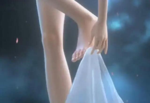 动漫美少女的小脚丫，又娇小又可爱，隔着屏幕都能闻到味道