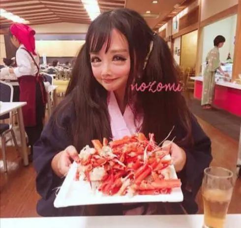 二次元“破壁”到现实，胖虎具有“穿透体质”，大眼美女成女神