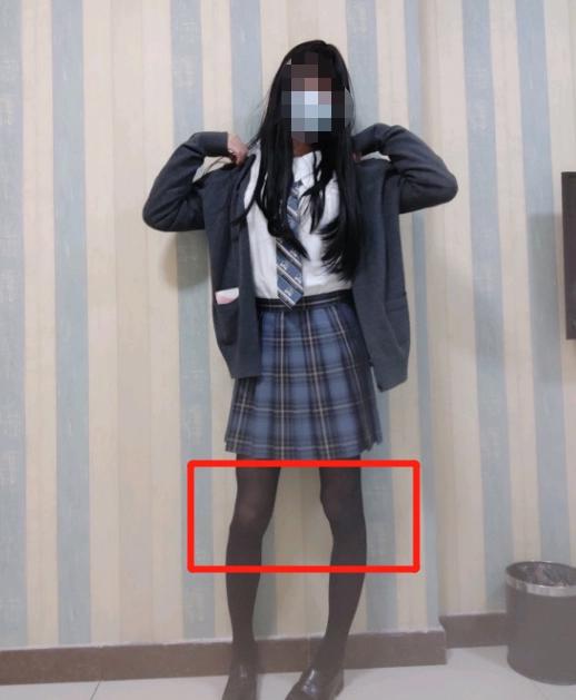 女装大佬深夜出门，街头掀裙自拍不雅照，漫迷：他配叫coser？