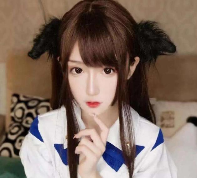 女装大佬深夜出门,街头掀裙自拍不雅照,漫迷:他配叫coser?