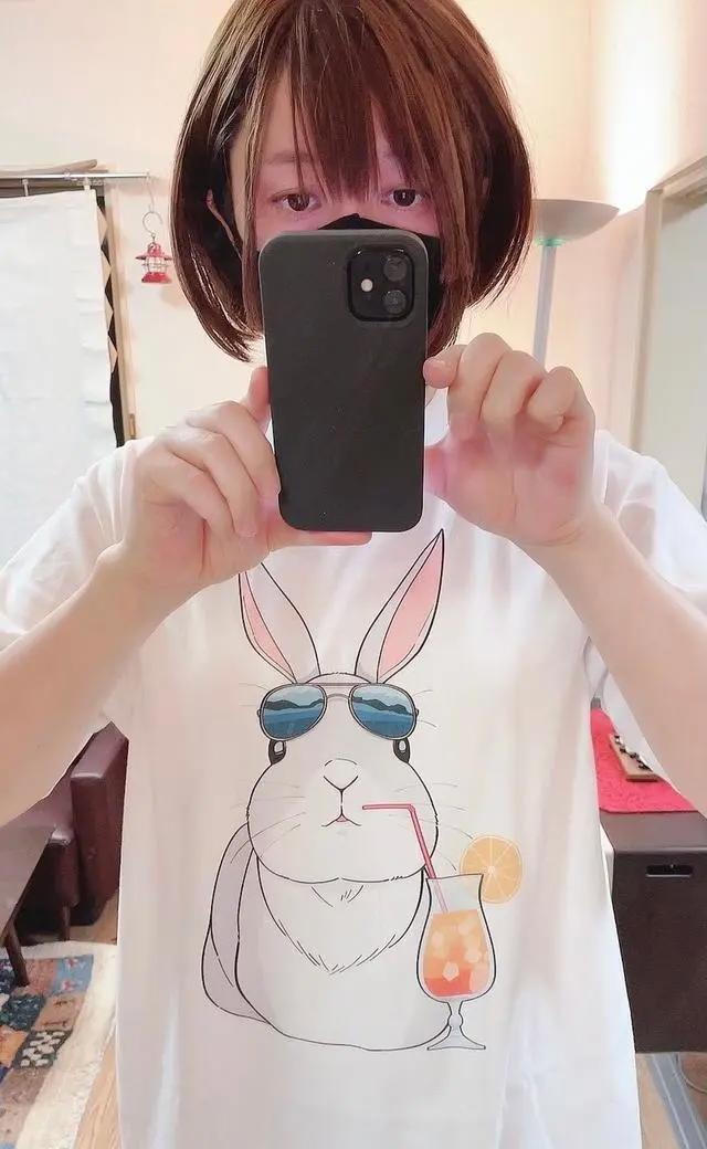 40岁漫画家被迫女装营业,黑丝、白丝轮番上,还有护士装COS