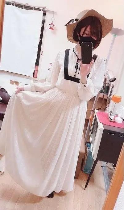 40岁漫画家被迫女装营业，黑丝、白丝轮番上，还有护士装COS