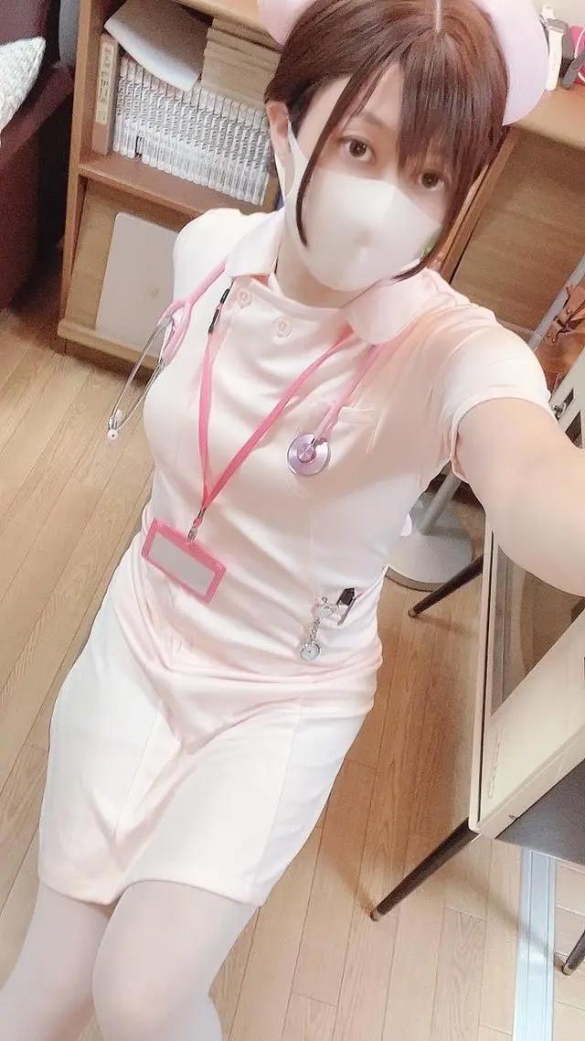 40岁漫画家被迫女装营业，黑丝、白丝轮番上，还有护士装COS