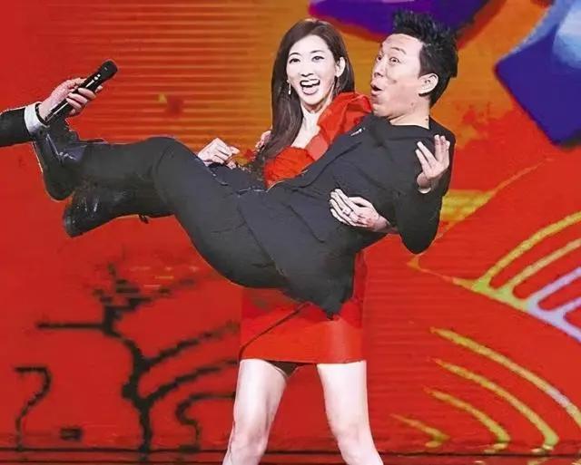 动漫里“公主抱”的反差萌，奇怪的姿势诞生了！佐良娜太强了点！