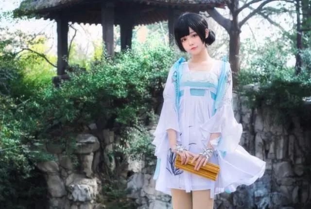 初中小姐姐COS移花宫少女，腿太真实，这是二次元走出来了？