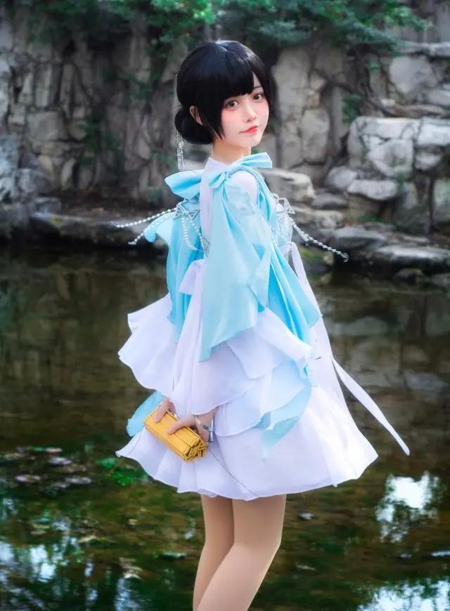 初中小姐姐COS移花宫少女，腿太真实，这是二次元走出来了？