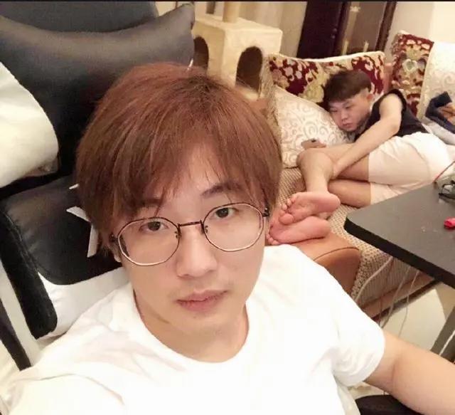 AG超玩会莲终于开微博，却用个女头，寒夜：莲，你是不是弯的？