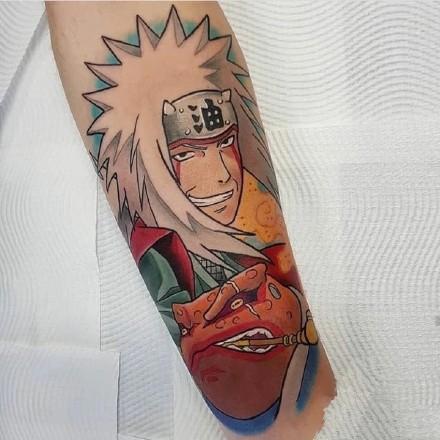 帅气的火影纹身,还有鸣人和佐助的情头,不过纹的位置有些尴尬
